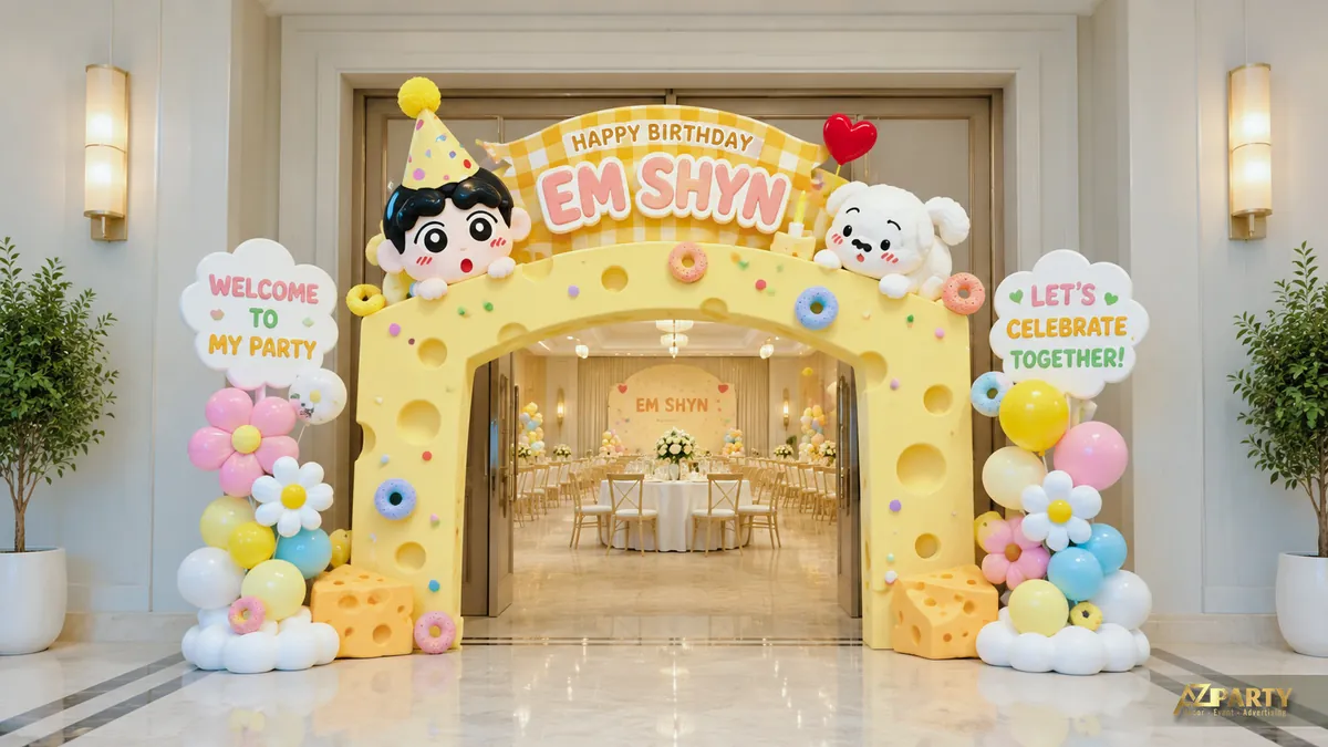 Cổng thôi nôi Em Shyn chủ đề phô mai vàng với nhân vật bé trai, chú chó trắng, bóng pastel và bảng welcome