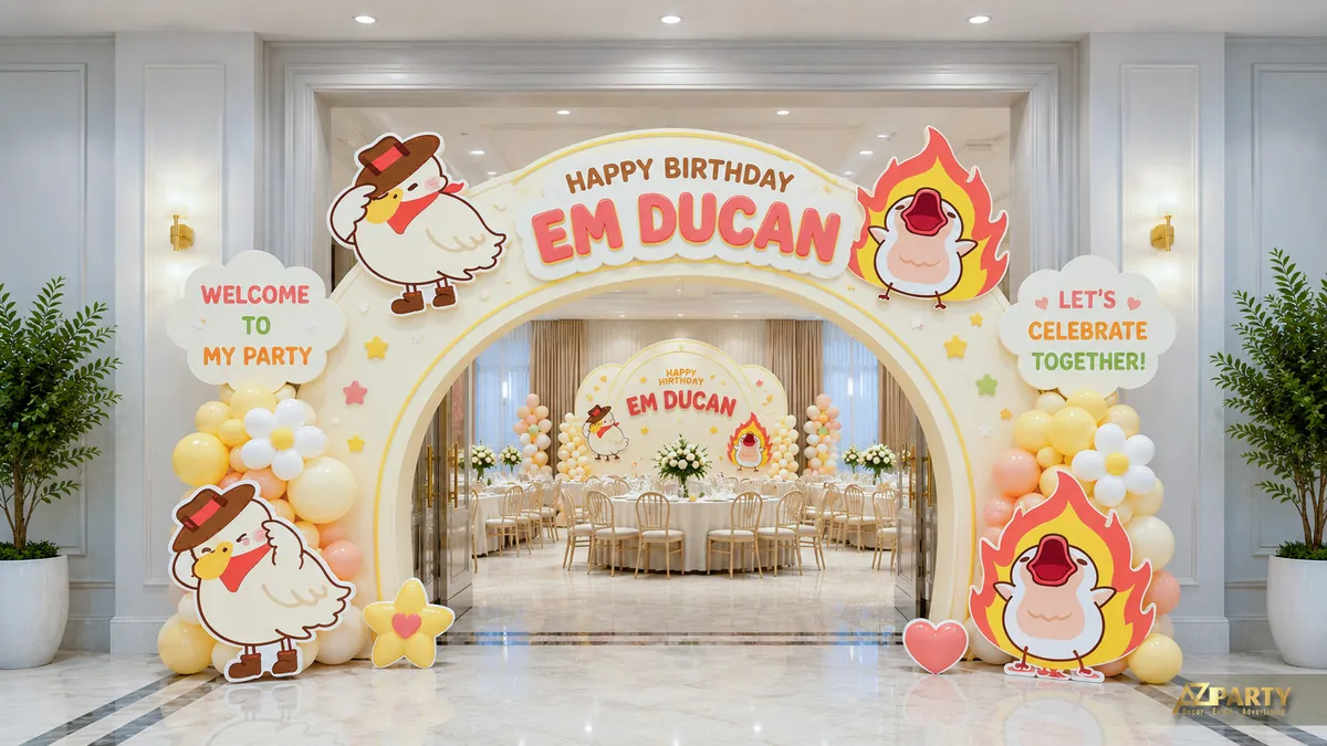 Cổng thôi nôi Em Ducan chủ đề gà con màu vàng cam với vòm lớn, cụm bóng và sân khấu tiệc phía trong