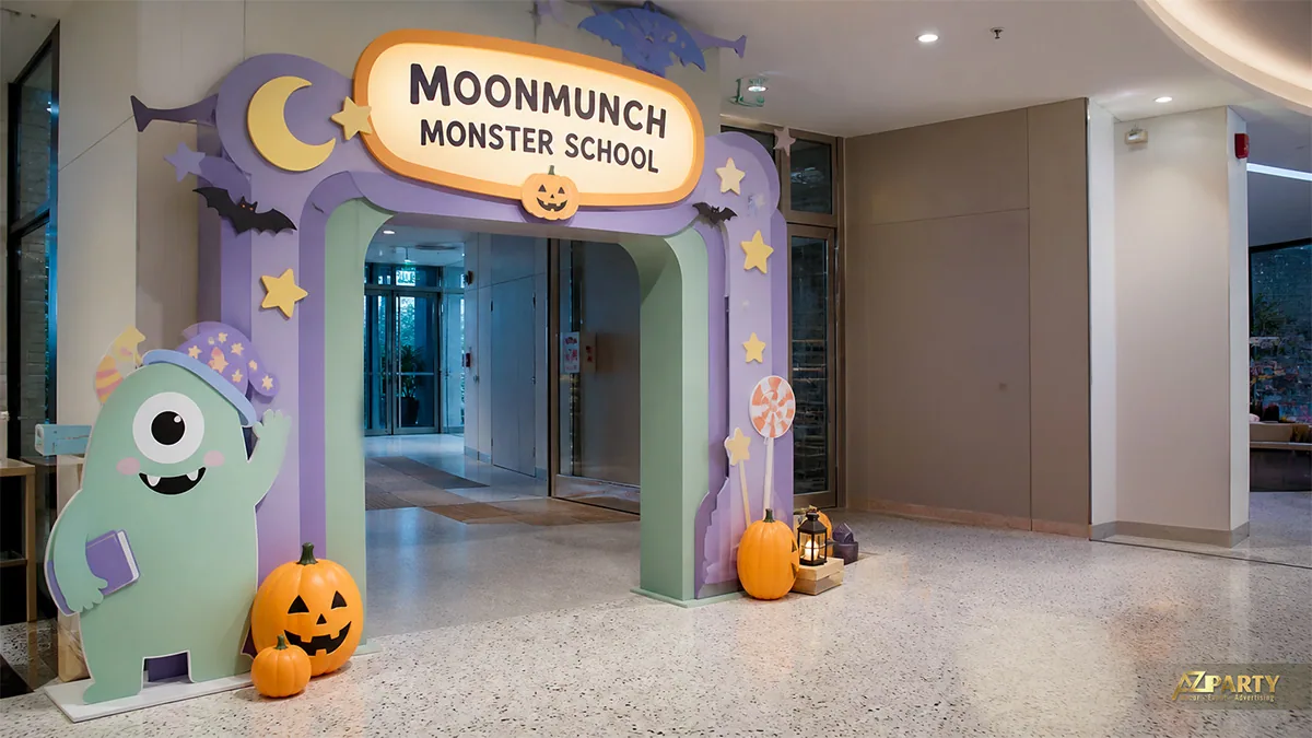 Cổng trường quái vật Halloween pastel với nhân vật một mắt, dơi, sao và bí ngô