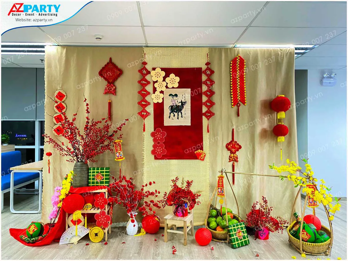 Tiểu cảnh trang trí Tết cổ truyền mộc mạc tại văn phòng 247Express nổi bật với tranh Đông Hồ chăn trâu và đôi quang gánh tre