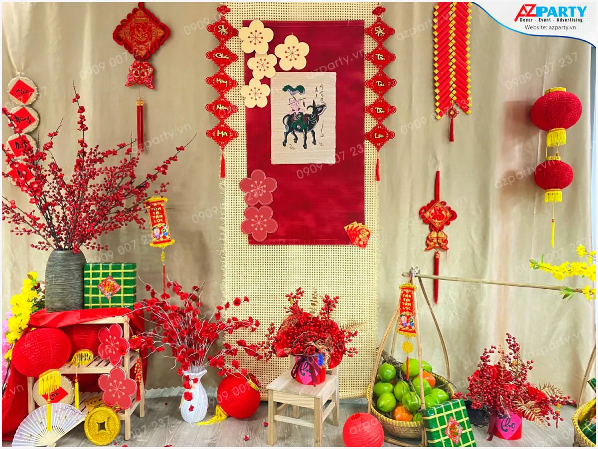 Cận cảnh dải mành tre trang trí tranh Đông Hồ mộc mạc kết hợp các bình cắm hoa đào đỏ, mai vàng và quang gánh tre đầy bưởi xanh
