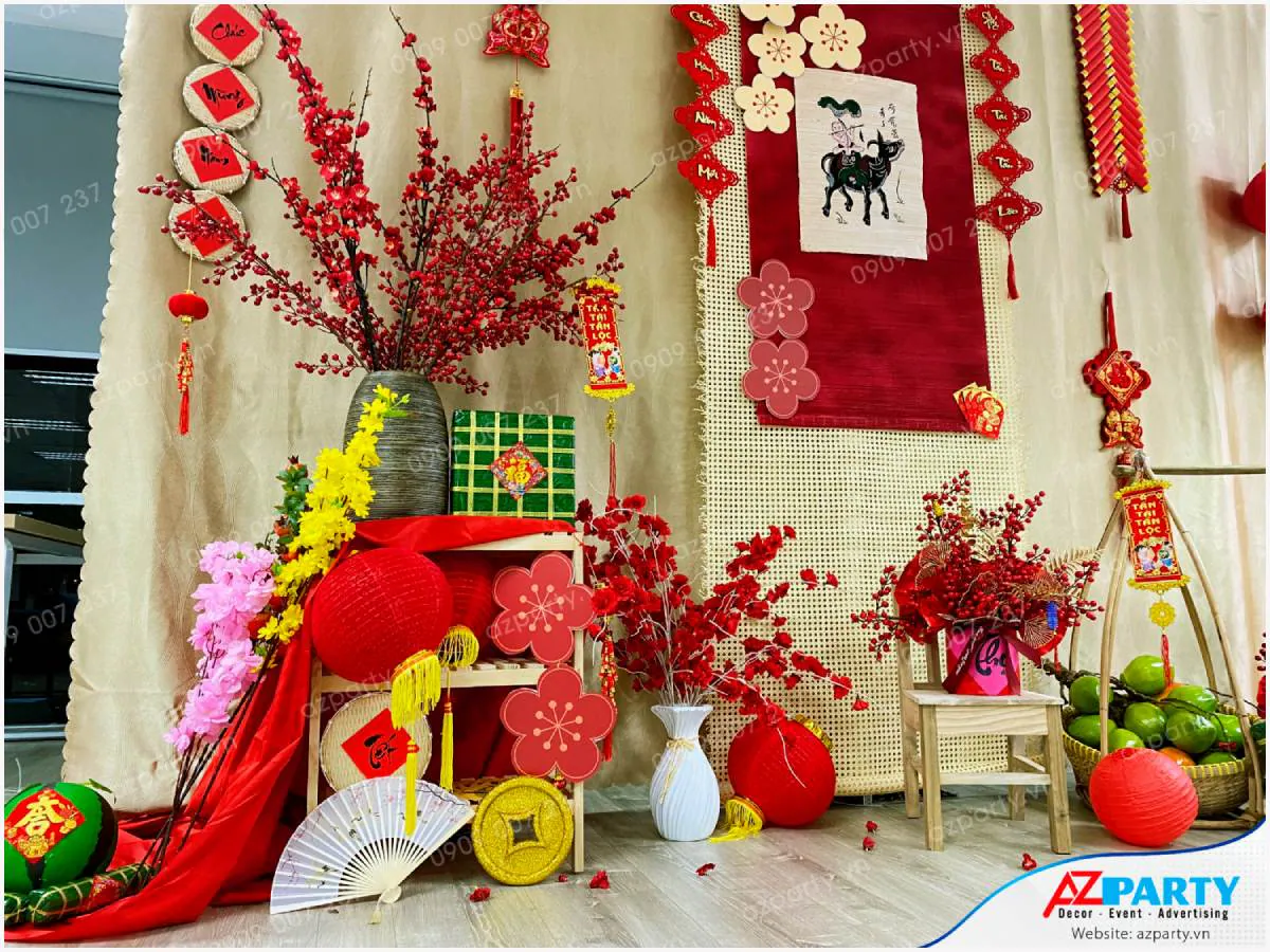 Kệ gỗ trang trí tiểu cảnh Tết xưa phủ lụa đỏ chứa bình đông đào đỏ tươi, mô hình đồng tiền vàng, quạt xếp và đèn lồng đỏ tròn