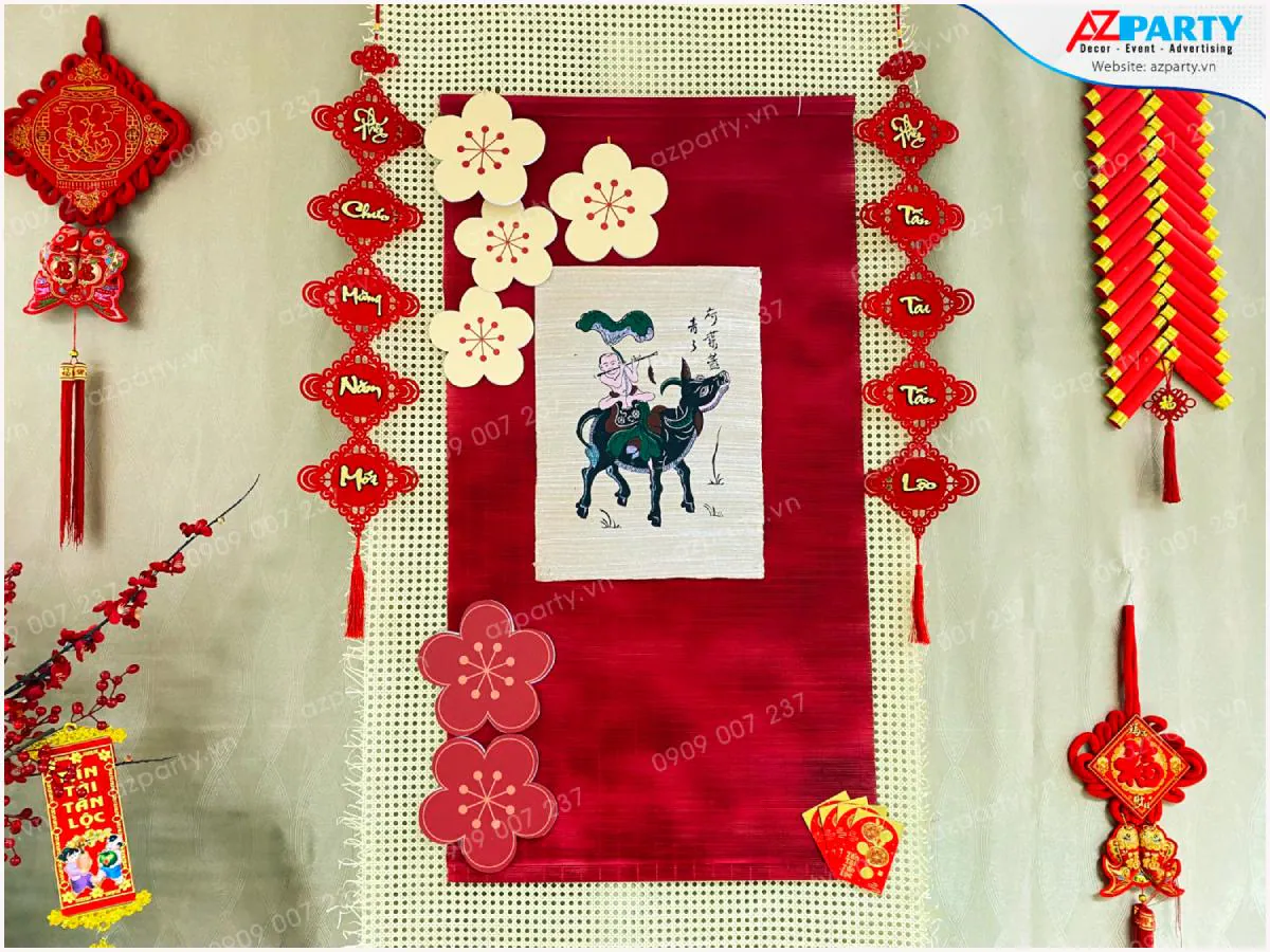 Chi tiết trang trí trung tâm phông nền Tết với tranh Đông Hồ chăn trâu thả diều, liễn đỏ viết chữ thư pháp và cành pháo đỏ