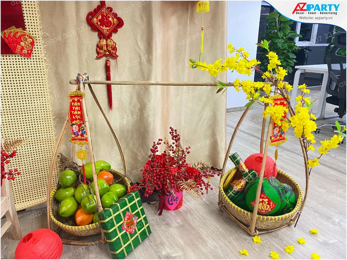 Bộ quang gánh tre truyền thống chứa mô hình dưa hấu chữ Phúc vàng, bưởi xanh tươi ngon, bánh chưng xanh và hoa mai vàng rực rỡ