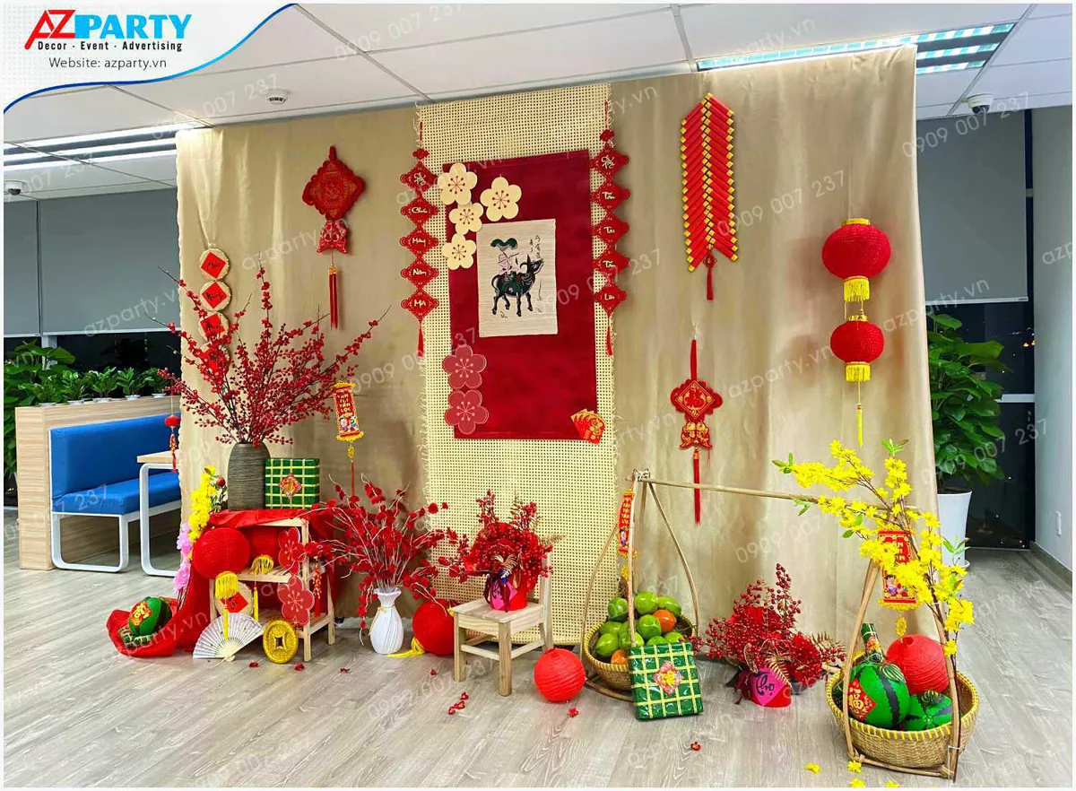 Toàn cảnh góc văn phòng công ty 247Express được trang hoàng không gian đón Tết ấm cúng, đậm đà bản sắc văn hóa cổ truyền Việt Nam