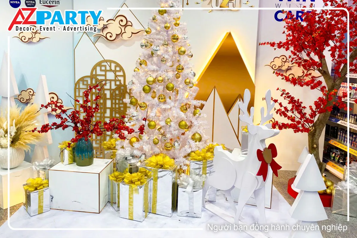 cận cảnh cây thông noel và chú nai trắng