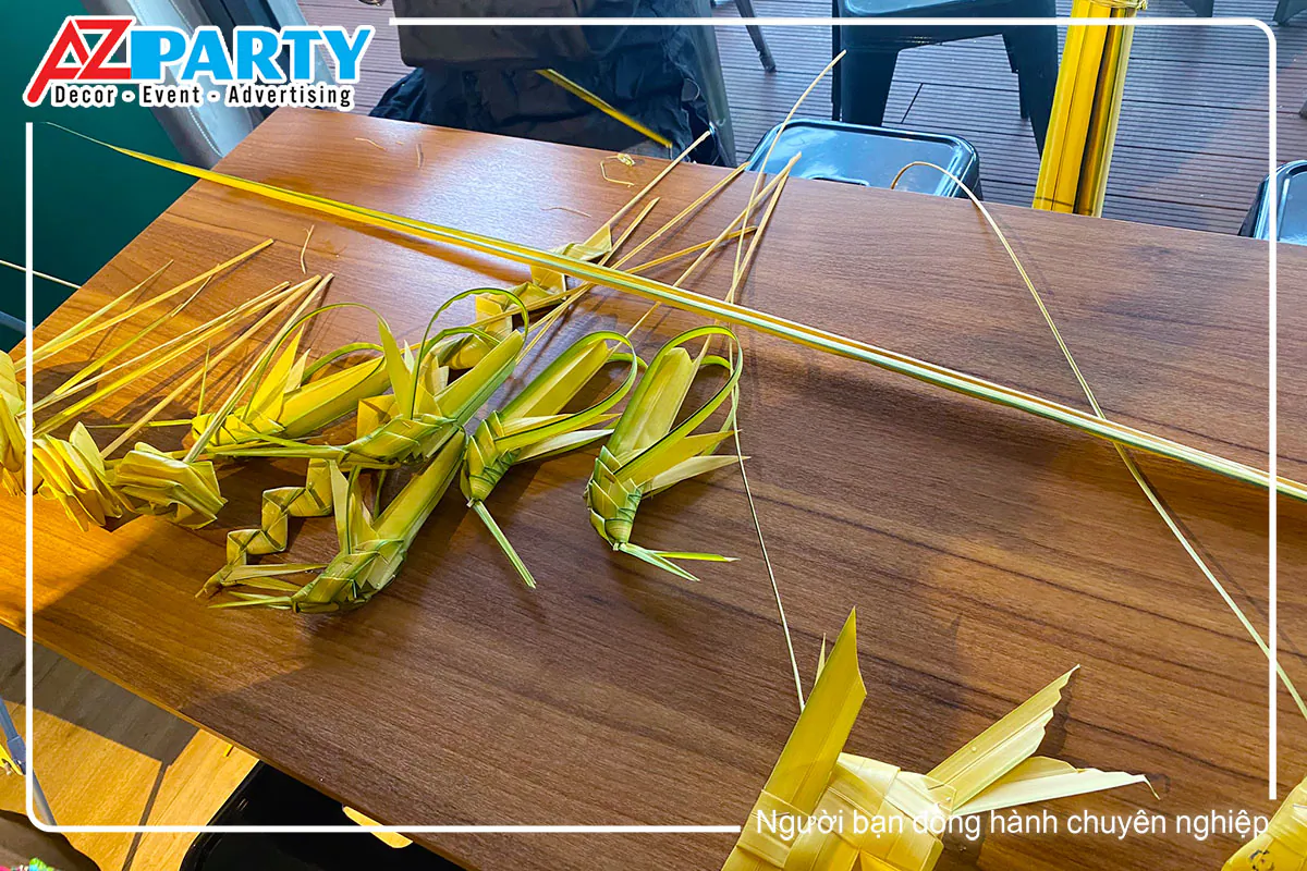 Nghệ nhân đang tỉ mỉ hướng dẫn cách làm châu chấu bằng lá dừa truyền thống tại ngày hội trung thu Gameloft.
