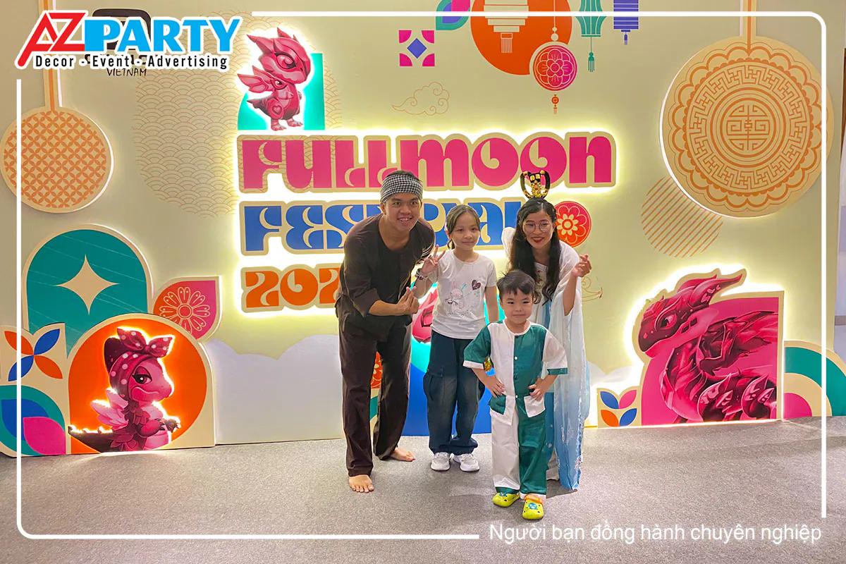 Chú Cuội và Chị Hằng vui vẻ chụp ảnh lưu niệm cùng hai bé thiếu nhi tại đêm hội trung thu Gameloft.