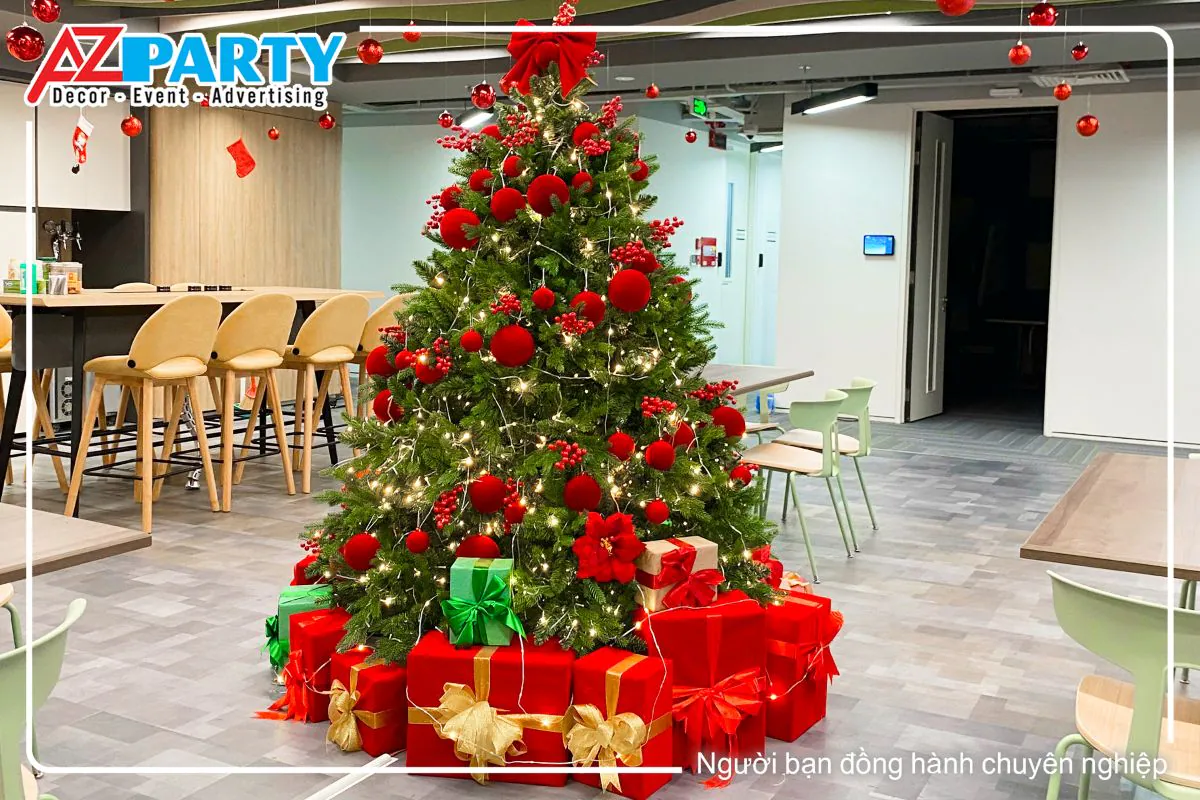 cây thông noel với hình ngôi sao ở trên ngọn, thân cây có treo các quả châu đỏ, gốc cây có đặt các hộp quà giáng sinh