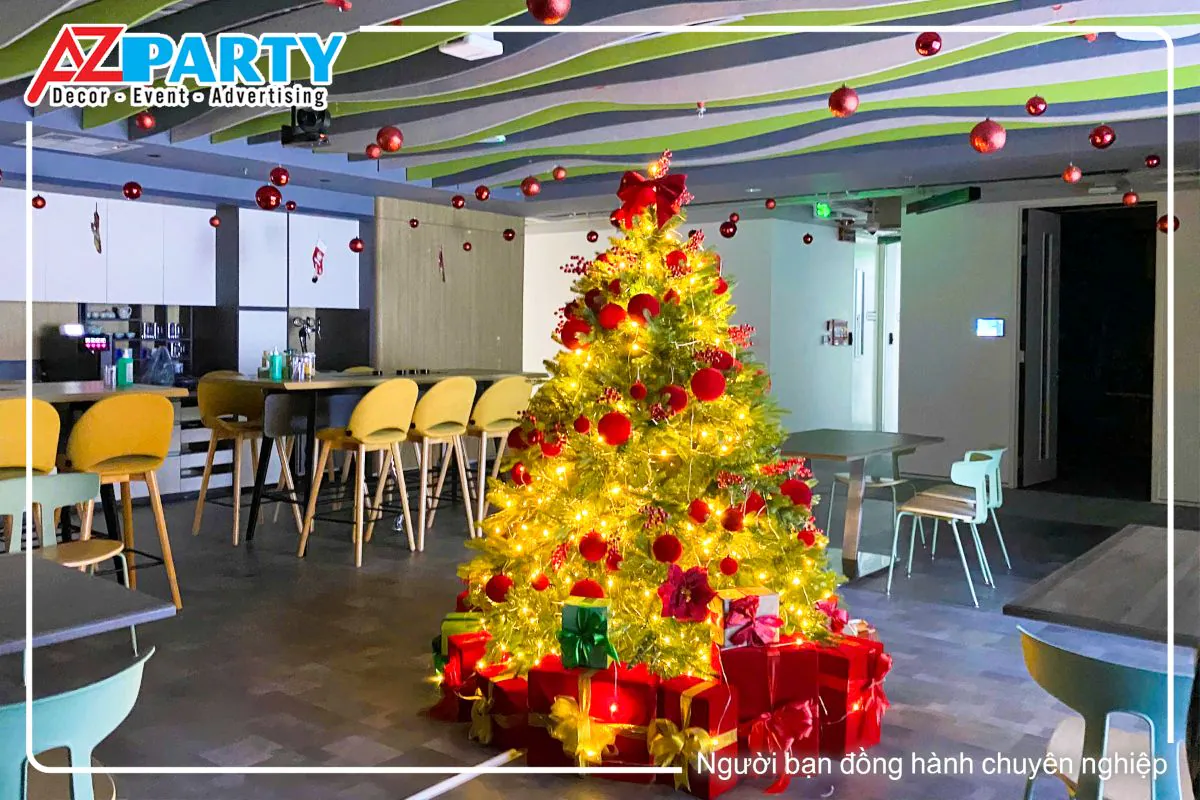 cây thông noel khi lên đèn vàng tạo ra không khí noel lung linh và ấm cúng