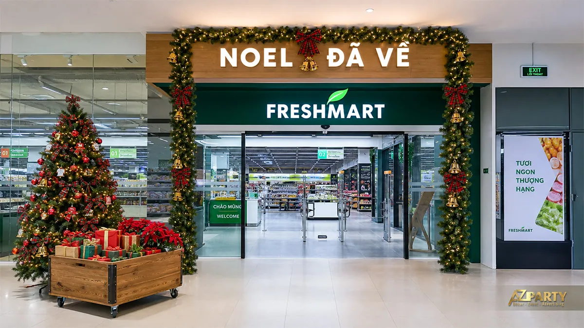 Cổng vào siêu thị với vòng thông, cây Noel và hộp quà