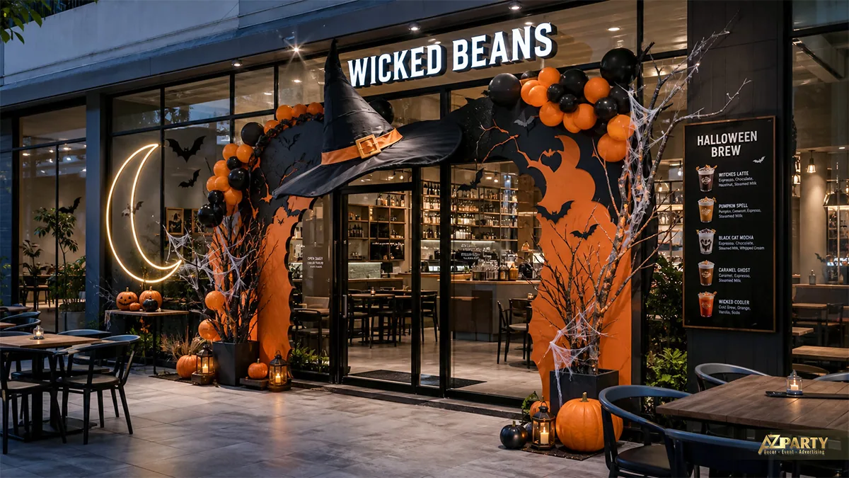 Cổng Wicked Beans với mũ phù thủy khổng lồ, bóng cam đen, mạng nhện và bí ngô
