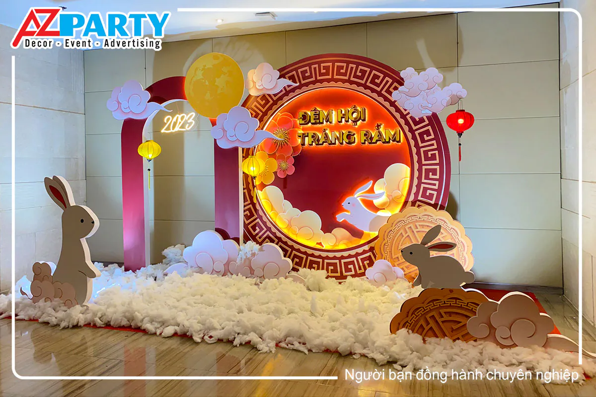 Backdrop check-in Đêm Hội Trăng Rằm 2023 NCSP trang trí phong cách truyền thống với hình thỏ ngọc, mây trắng và đèn lồng đỏ