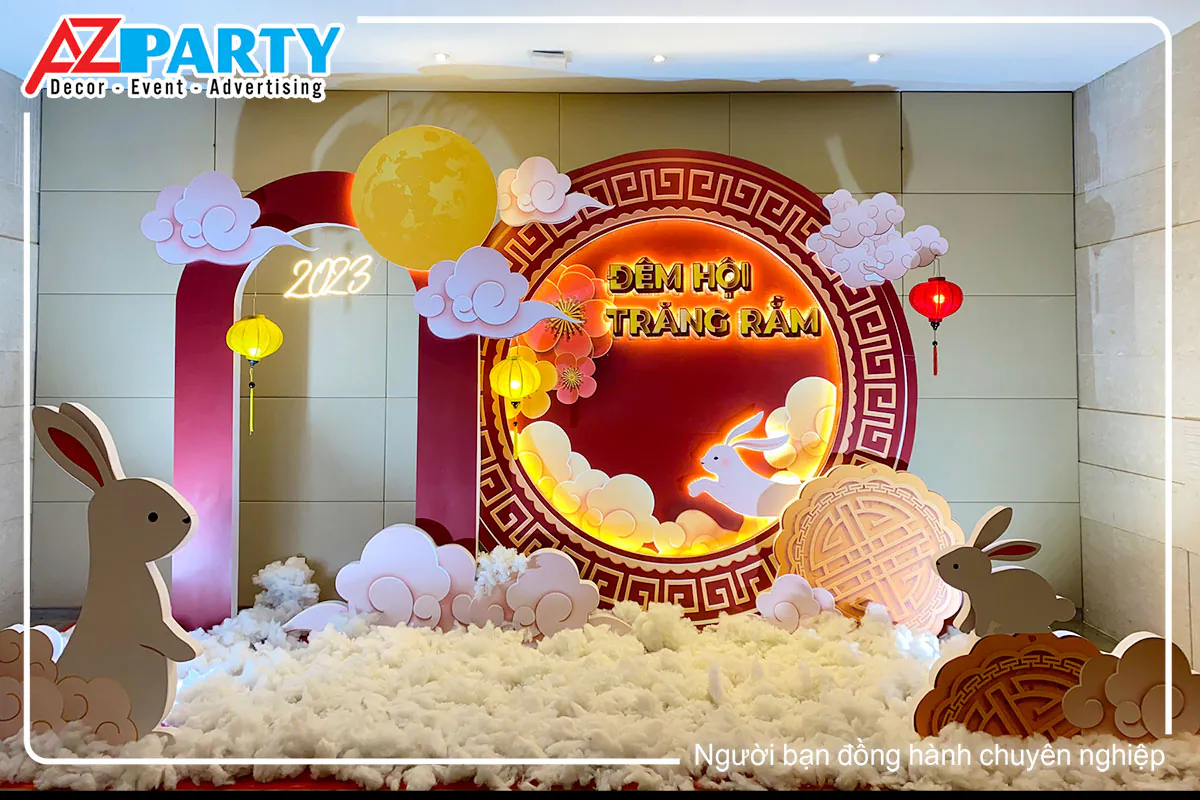 Cận cảnh backdrop Đêm Hội Trăng Rằm 2023 với vòng tròn hoa văn đỏ, thỏ ngọc mây trắng và bánh trung thu trang trí