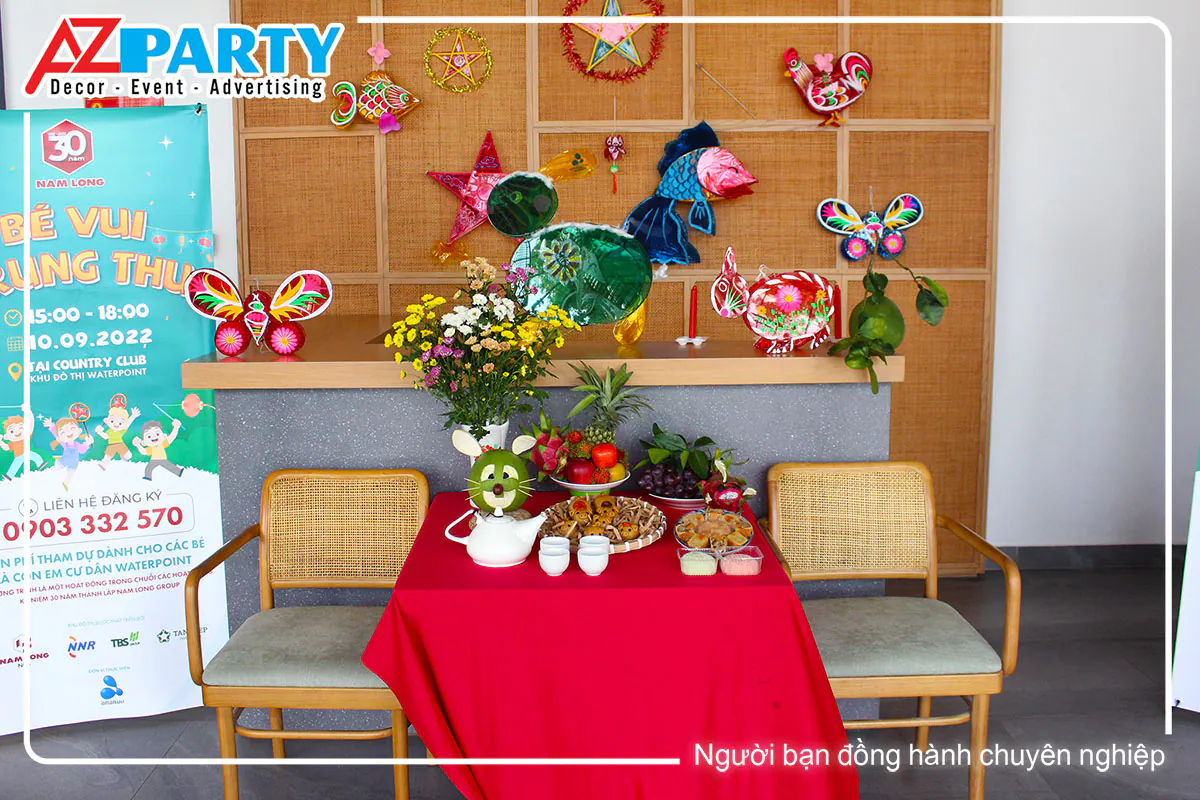 Bàn cỗ trung thu trưng bày đa dạng các loại trái cây được cắt tỉa tạo hình con vật sinh động.
