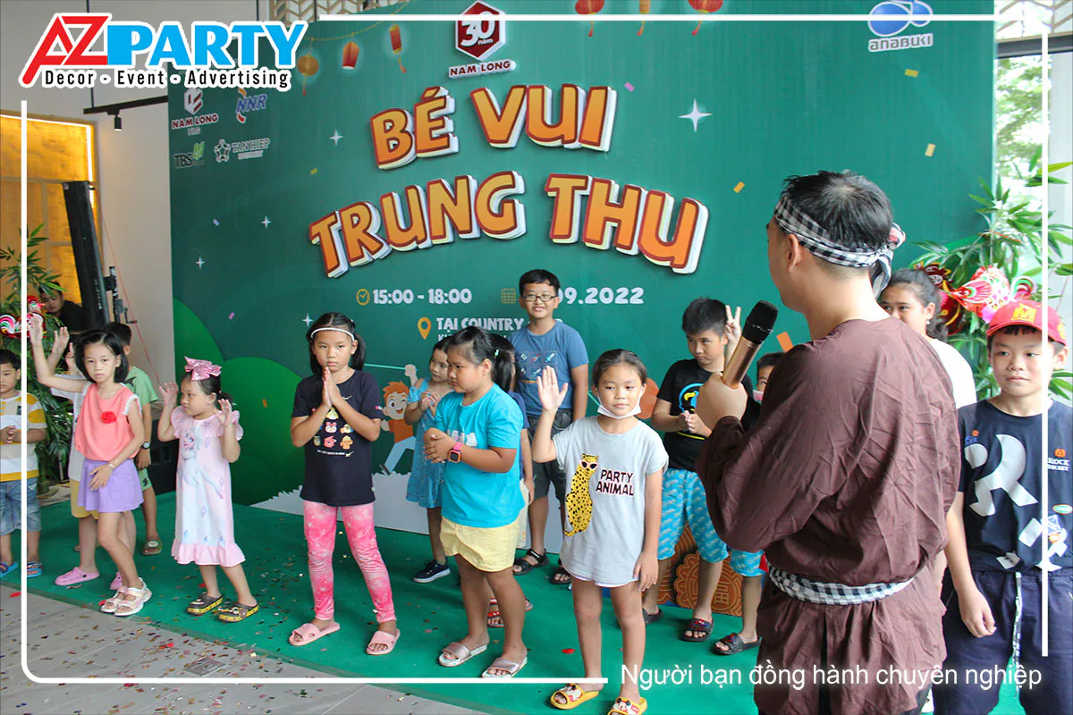 Các em nhỏ cùng nhau nhảy múa warm-up khởi động sự kiện vô cùng sôi động trên sân khấu chính.