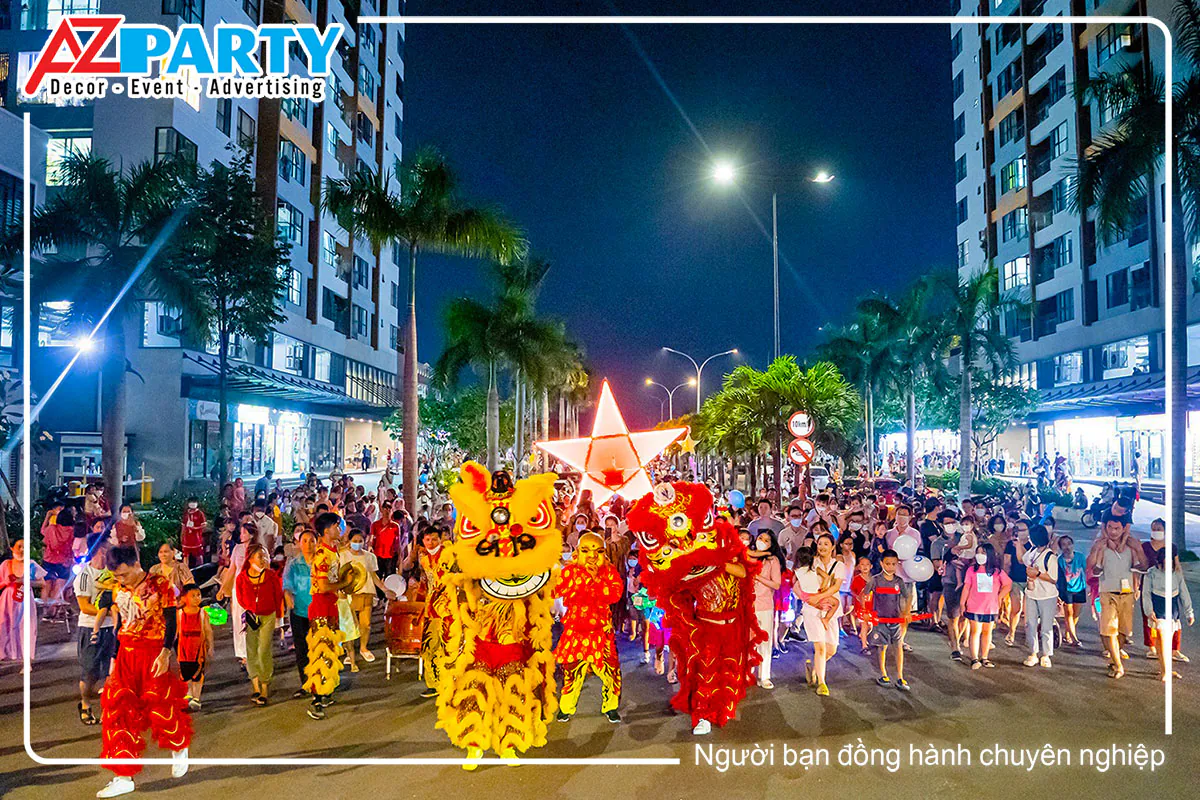 Các bé cùng đoàn lân rước đèn trung thu rực rỡ vòng quanh khuôn viên Clubhouse Waterpoint.