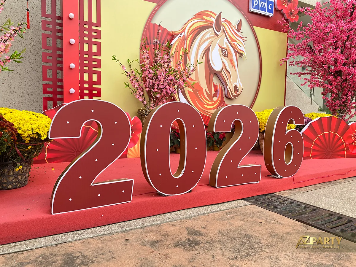 Cụm số 2026 đặt phía trước hoa đào, quạt đỏ và hình tượng ngựa trong tiểu cảnh PMC