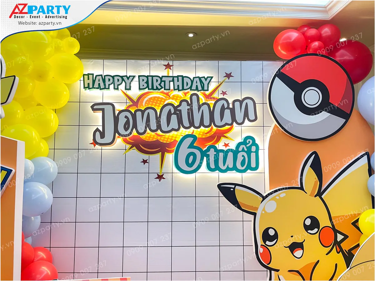 Chi tiết bảng chữ đèn LED nổi 'Happy Birthday Jonathan 6 tuổi' thiết kế phong cách truyện tranh comic sinh động và hình ảnh chú chuột điện Pikachu.