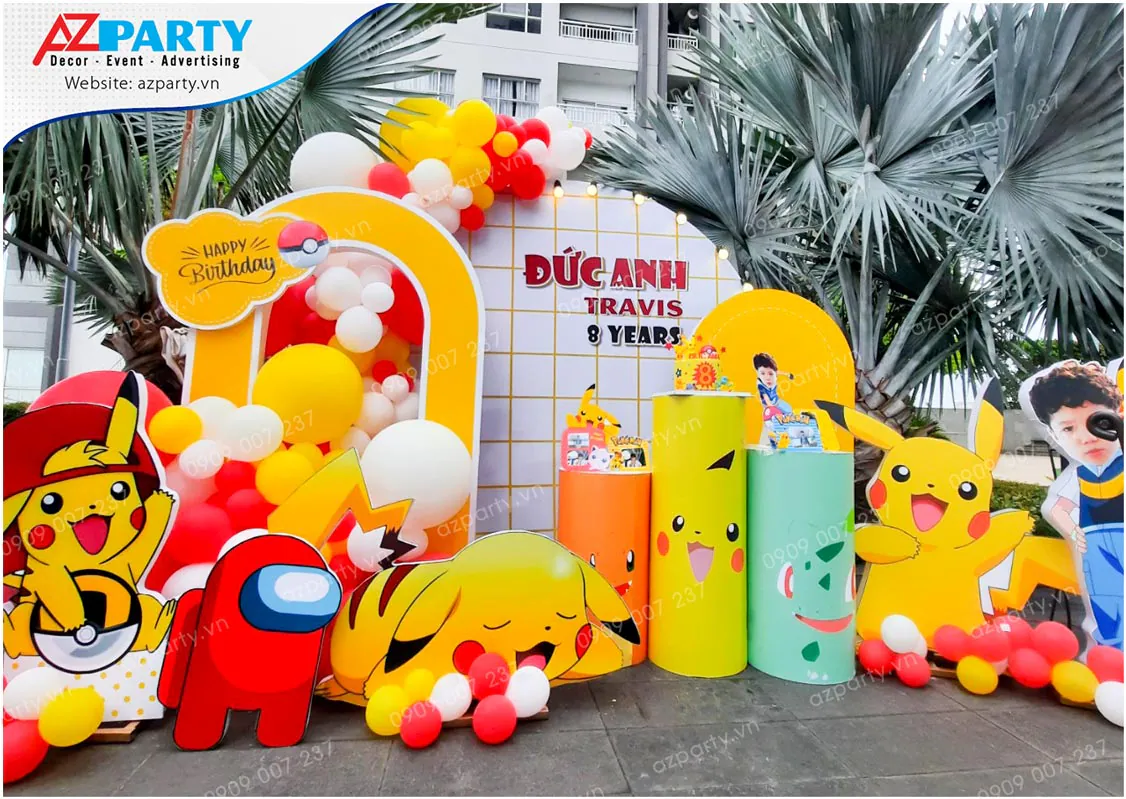 Trang trí tiệc sinh nhật ngoài trời chủ đề Pokemon cho bé Đức Anh Travis tròn 8 tuổi với cổng bong bóng màu vàng đỏ trắng, hình cắt các nhân vật Pokemon dễ thương cùng nhân vật Among Us nổi bật.