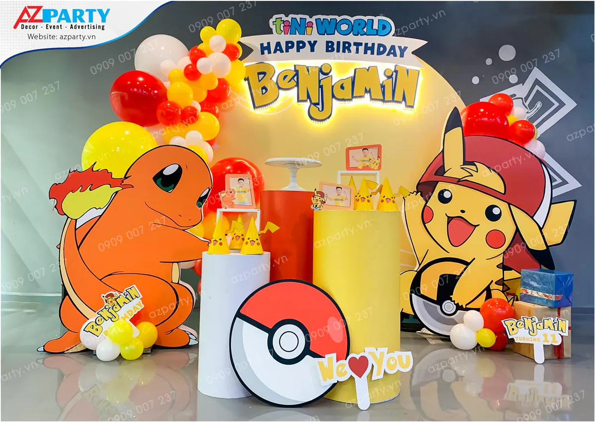 Trang trí tiệc sinh nhật bé Benjamin tại tiniWorld với chủ đề Pokemon ngộ nghĩnh, có mô hình chú khủng long lửa Charmander, Pikachu tinh nghịch và bóng bay màu đỏ, vàng phối cảnh sinh động.