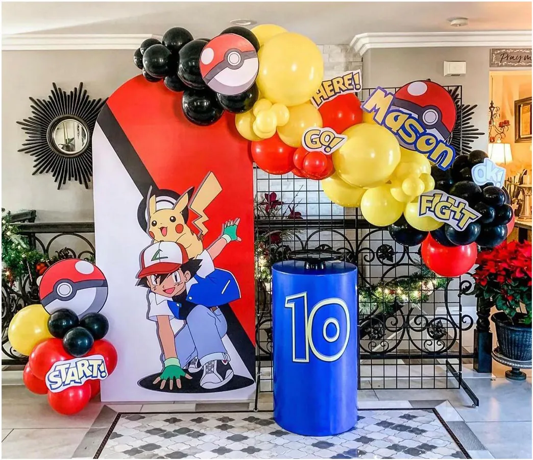 Trang trí tiệc sinh nhật bé Mason tròn 10 tuổi với phong cách Pokemon Ash Ketchum & Pikachu, có khung lưới sắt trang trí bóng bay vàng đỏ đen và đôn tròn xanh dương số 10 nổi bật.