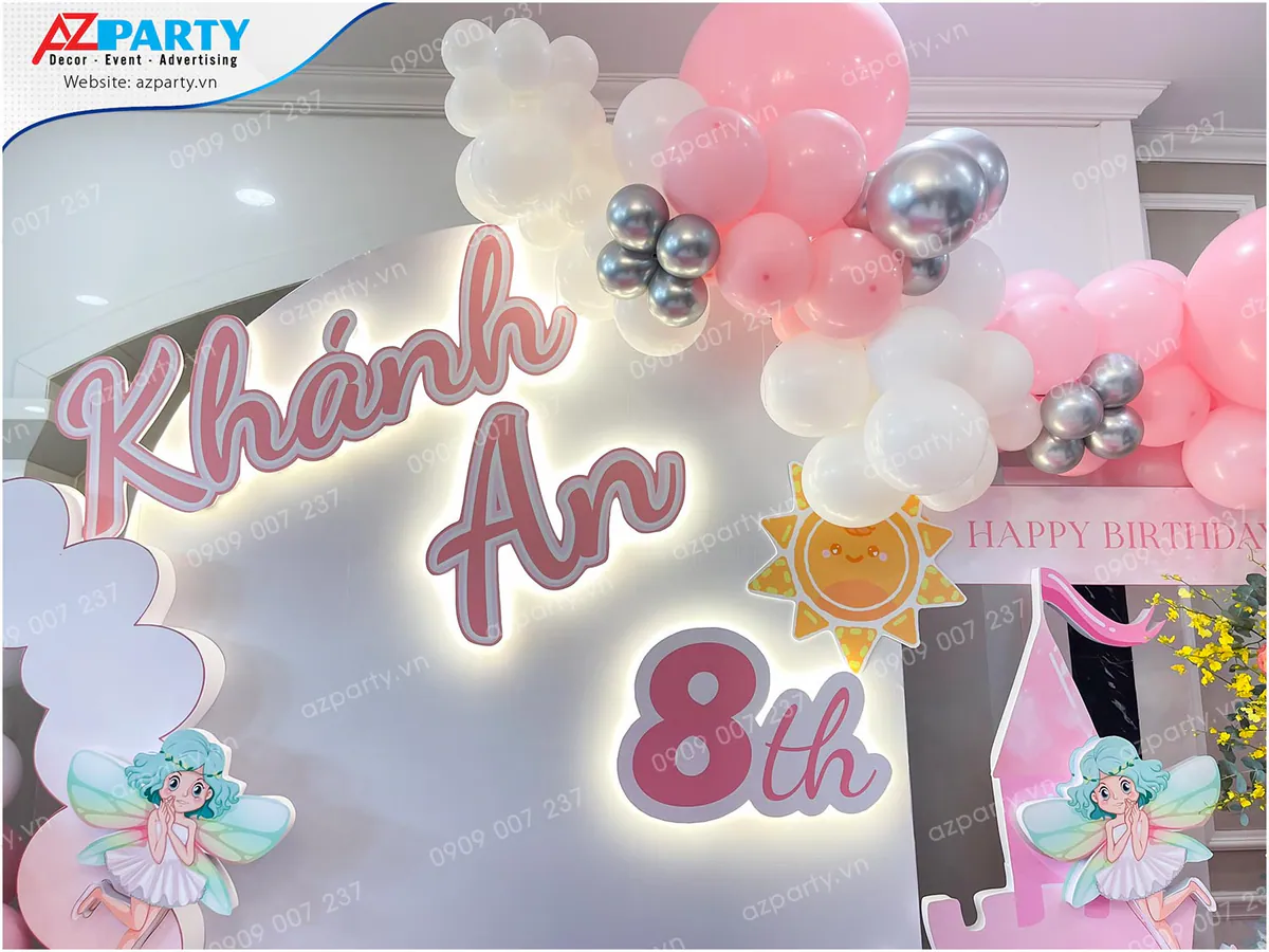 Chi tiết tên bé Khánh An 8th in nổi 3D, có đèn LED hắt sáng xung quanh tạo hiệu ứng lung linh trên backdrop tiệc sinh nhật.