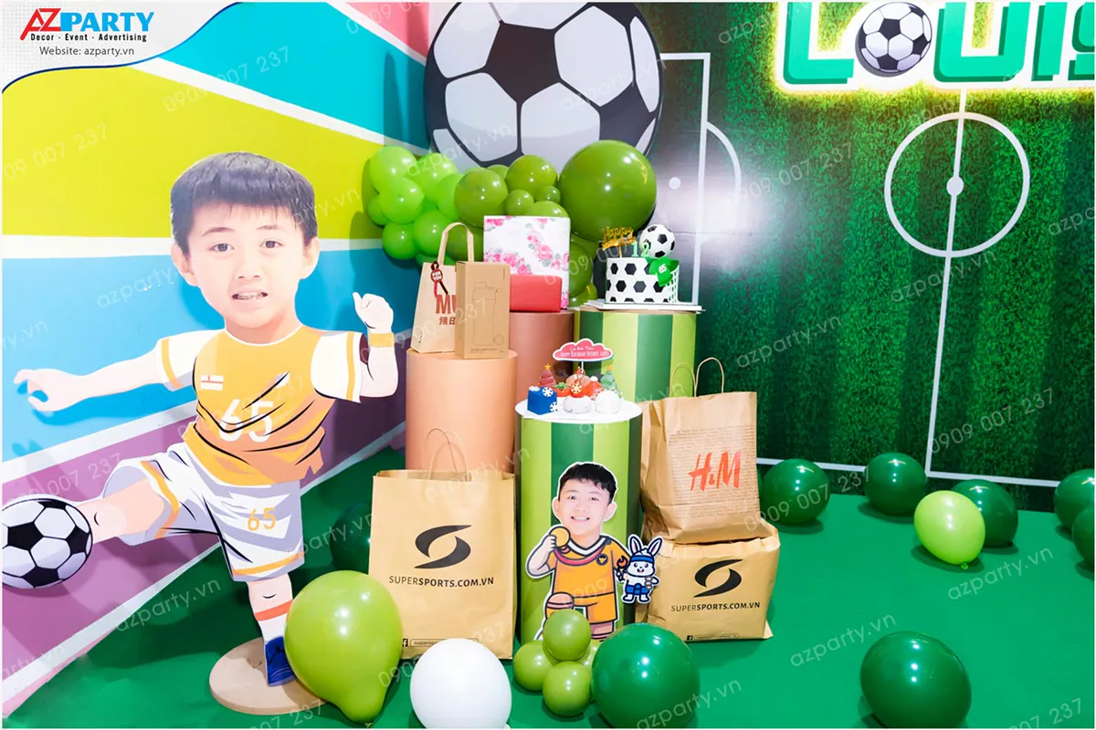 Các bạn nhỏ tập trung chơi trò chơi kẹp bóng di chuyển khéo léo trong tiếng reo hò cổ vũ cuồng nhiệt.