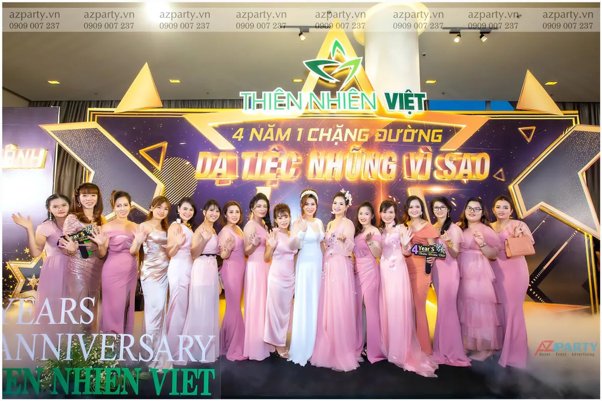 Tập thể các thành viên mặc đầm hồng check-in tại Dạ tiệc những vì sao
