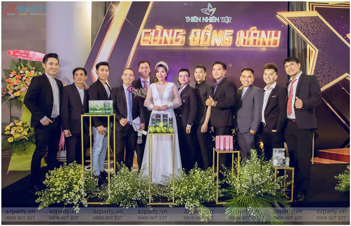 Dàn khách mời nam lịch lãm chụp ảnh cùng đại diện Thiên Nhiên Việt