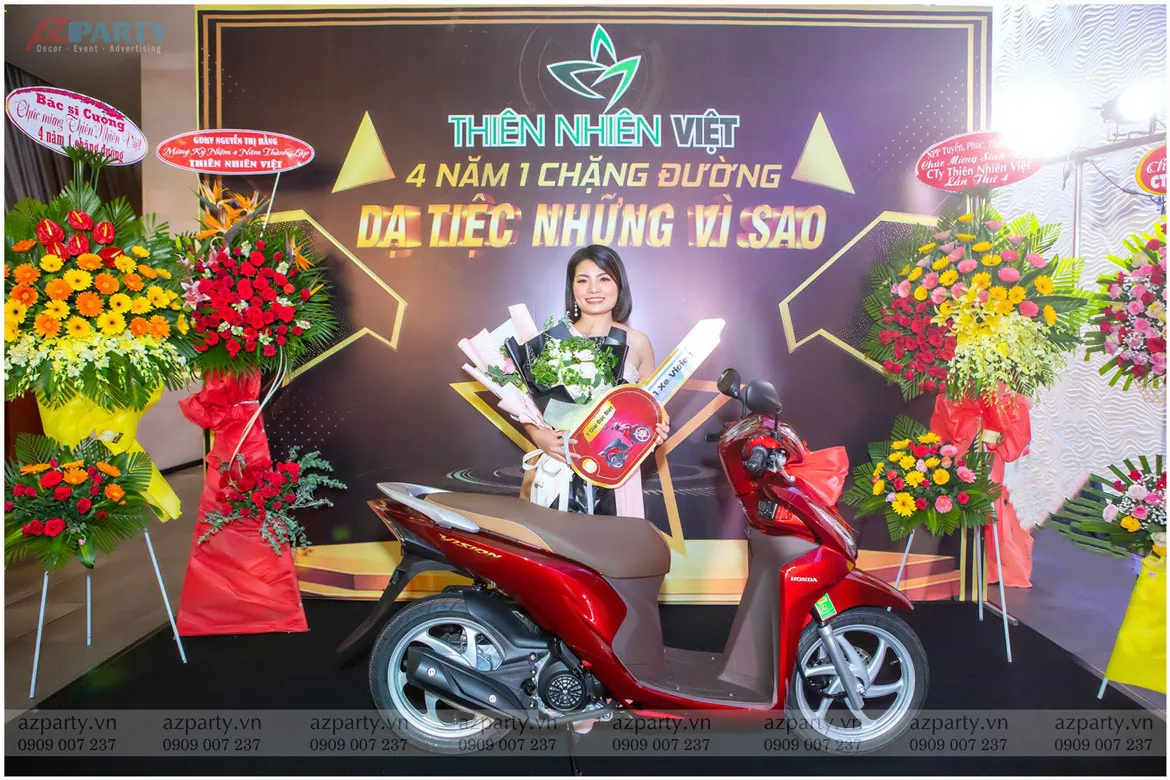 Khách mời may mắn trúng thưởng xe máy Honda Vision tại sự kiện bốc thăm