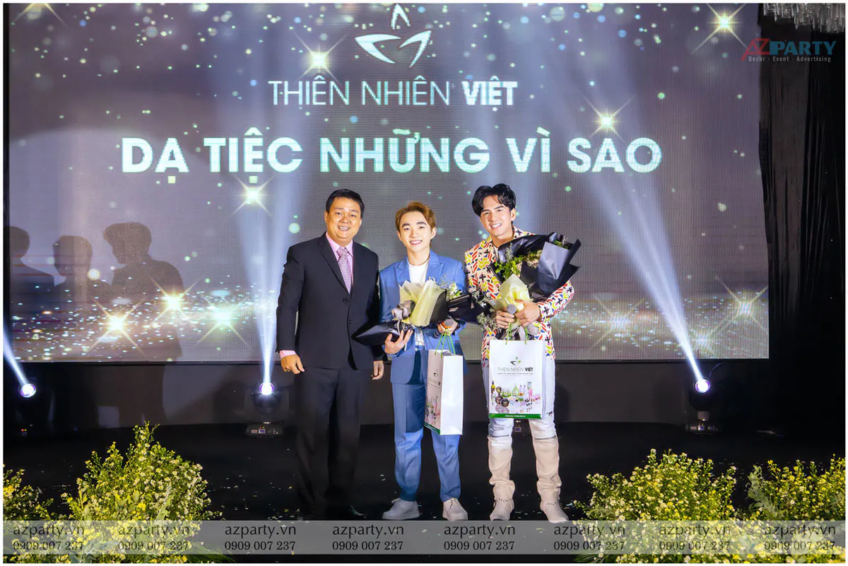 Các nghệ sĩ và ban tổ chức chụp ảnh lưu niệm trên sân khấu đêm tiệc
