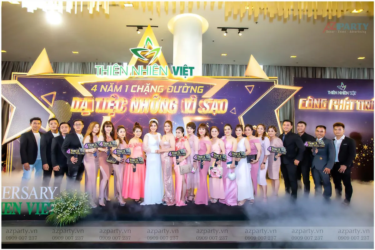 Tập thể các thành viên và khách mời check-in tại sảnh tiệc gala kỷ niệm