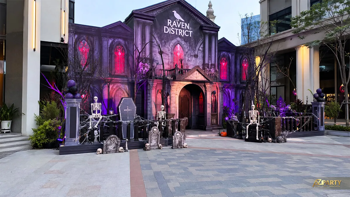 Đại cảnh lâu đài ma Halloween ngoài trời với cửa sổ đỏ, bộ xương và bia mộ