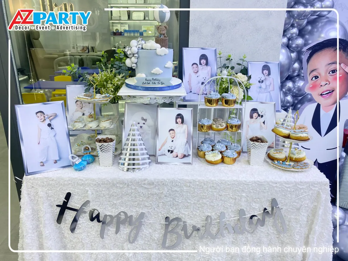 Bàn tiệc gallery trang trí sinh nhật ngập tràn những món bánh ngọt dễ thương và các khung ảnh kỷ niệm của gia đình
