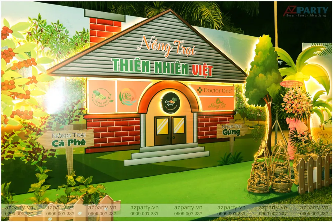 Mô hình nông trại sinh động với rổ gừng tươi và cây xanh thật trang trí tại photo booth sự kiện Thiên Nhiên Việt.