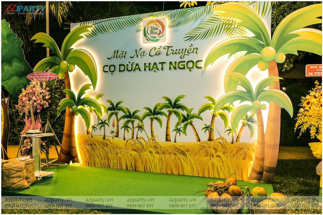Photo booth chủ đề đồng quê Nam Bộ độc đáo với rổ dừa xiêm xanh và bao tải lúa trang trí sinh động.