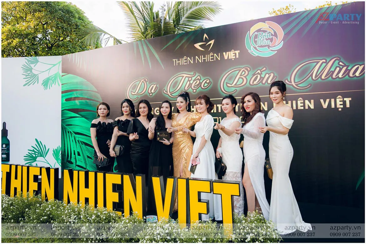 Khách mời diện trang phục dạ tiệc sang trọng chụp hình tại khu vực check-in chữ nổi 3D Thiên Nhiên Việt ấn tượng.