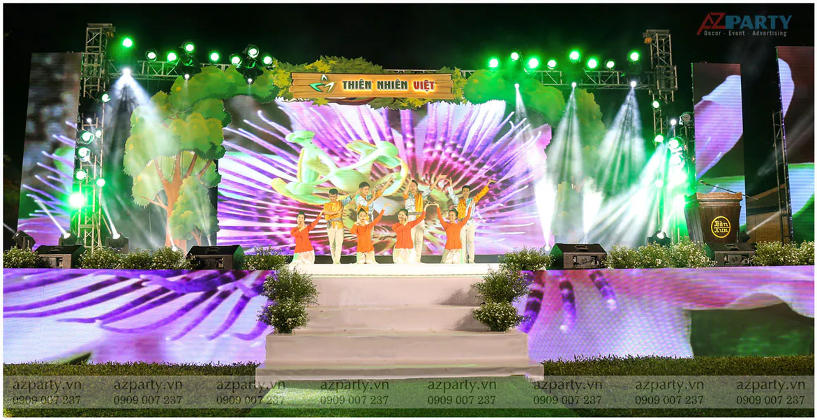 Tiết mục múa phụ họa nghệ thuật đầy sắc màu trên sân khấu ngoài trời gala dinner Dạ Tiệc Bốn Mùa.