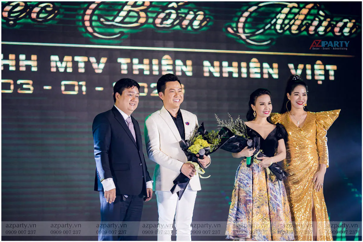 Đại diện ban tổ chức và khách mời danh dự chụp ảnh lưu niệm trên sân khấu sự kiện.