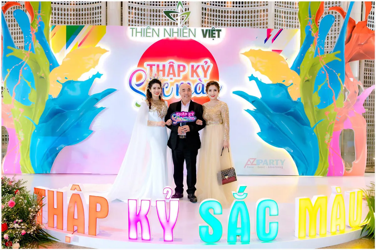 Khách mời danh dự chụp ảnh check-in cùng đại diện ban tổ chức Thiên Nhiên Việt trước photo booth sự kiện.