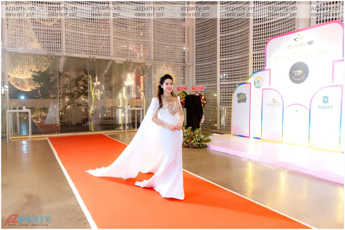 Nữ doanh nhân mặc đầm trắng thiết kế kèm vương miện lộng lẫy sải bước trên thảm đỏ sự kiện.