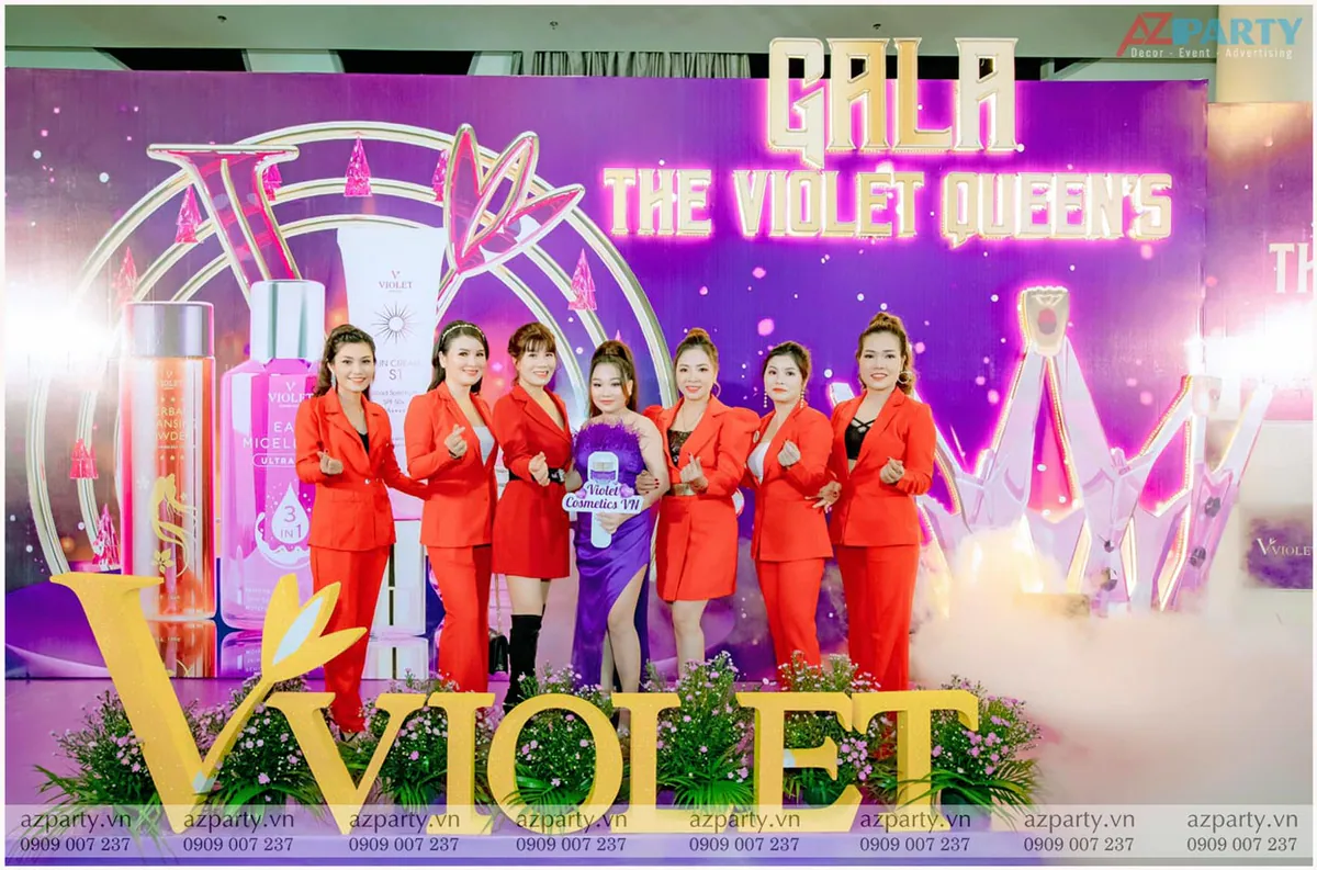 Ban giám đốc hãng mỹ phẩm Violet Cosmetics check-in lưu niệm tại sự kiện