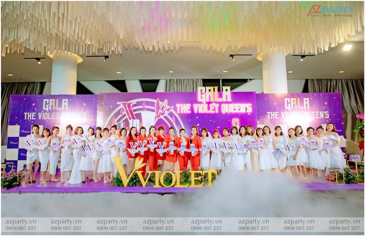 Toàn cảnh không gian khu vực chụp ảnh lưu niệm gala The Violet Queens