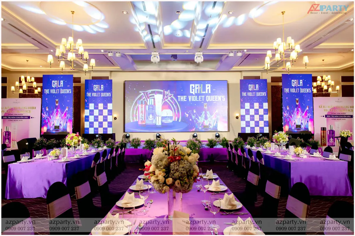 Không gian tiệc gala tối với tông màu tím chủ đạo vô cùng sang trọng