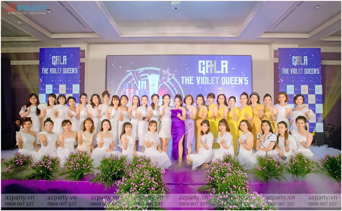 Tập thể hệ thống đại lý chụp ảnh lưu niệm trên sân khấu đêm gala
