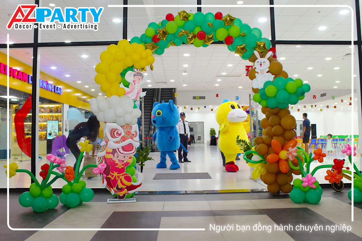 Cổng chào bằng bong bóng nghệ thuật cùng sự xuất hiện của hai chú mascot gấu đáng yêu đón khách.