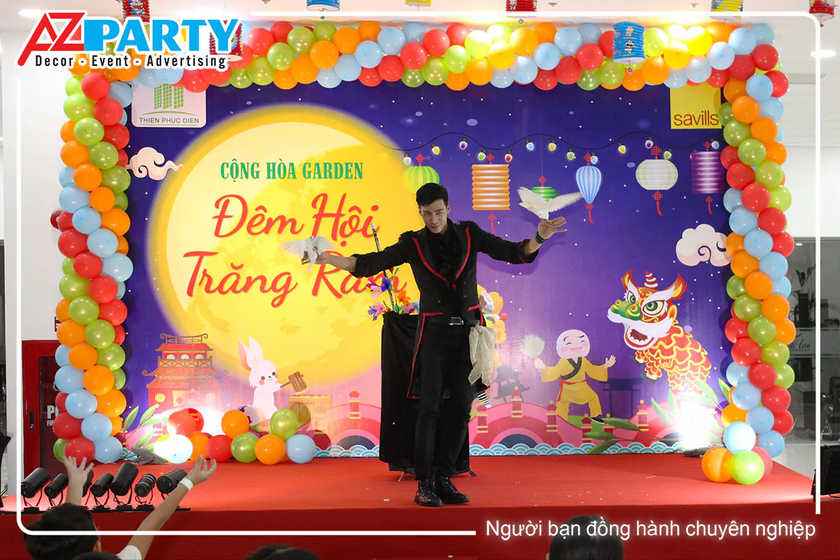 Ảo thuật gia biểu diễn tiết mục ảo thuật tương tác hấp dẫn khiến sân khấu luôn náo nhiệt.