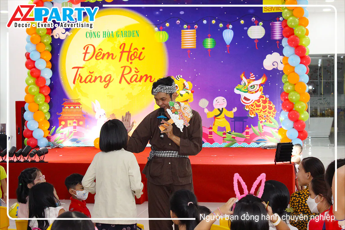 MC hóa thân thành chú Cuội dẫn dắt chương trình trung thu Cộng Hòa Garden vô cùng duyên dáng.