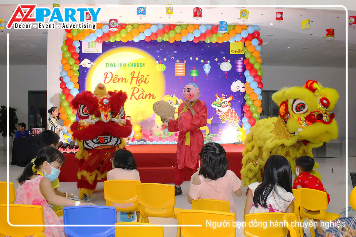 Tiết mục múa lân sư rồng đặc sắc mang lại tiếng vang trống rộn ràng cho lễ hội trung thu.